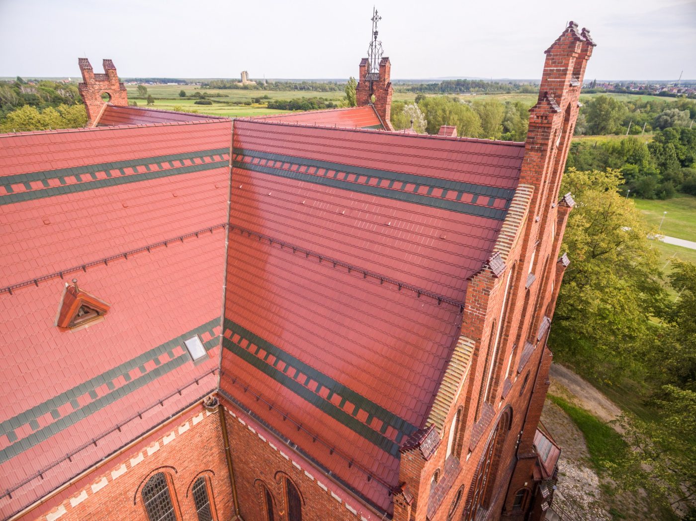 Kościół w Nowej Wsi Królewskiej w Opolu ze żłobkowaną długą i krótką sześciokątną karpiówką