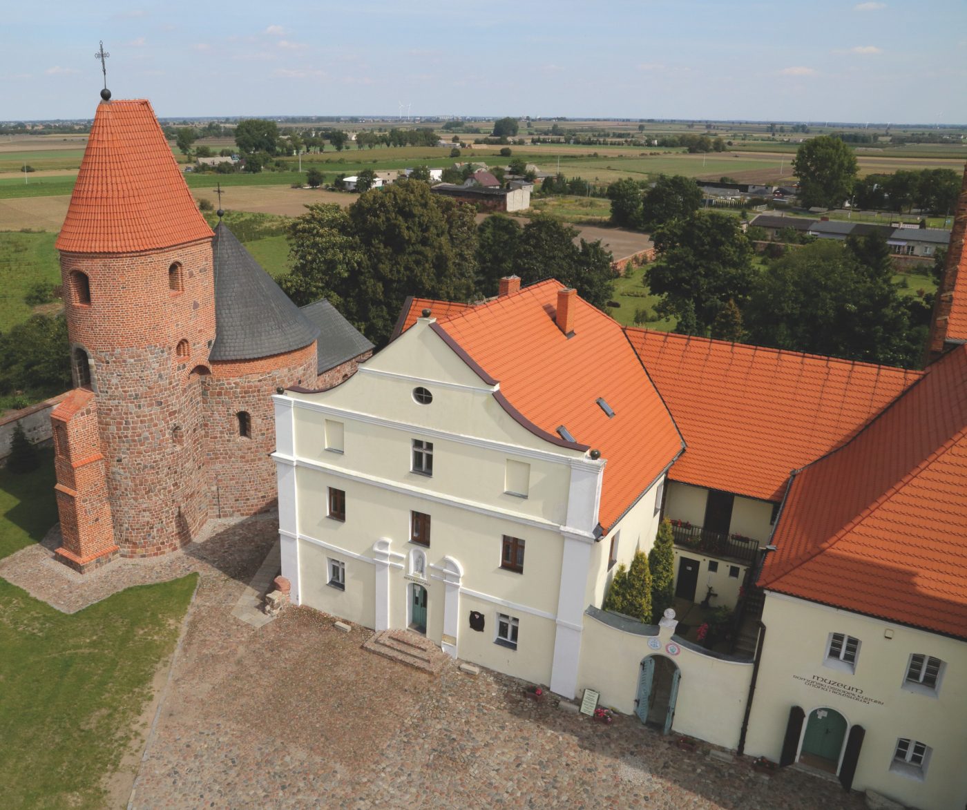 ściół Św. Prokopa w Strzelnie po renowacji dachu dachówką Koramic Mnich Mniszka