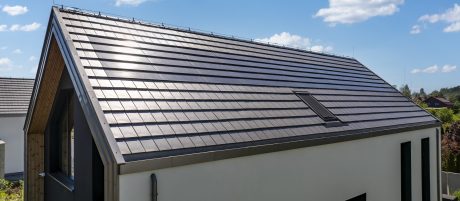 Dach z ceramiczną dachówką Koramic wraz z panelami Wevolt X-Frame firmy wienerberger