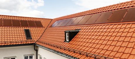 Dach z ceramiczną dachówką Koramic wraz z panelami Wevolt X-Frame firmy wienerberger