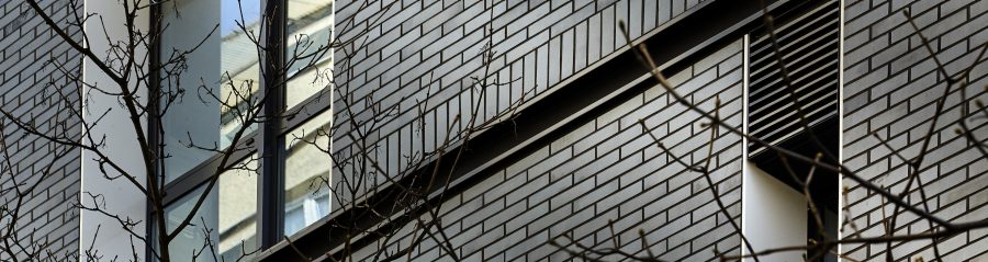 Budynek wielorodzinny na ulicy Broniwoja w Warszawie z elewacją z cegły Stratus