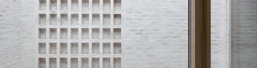 Mews House, single-family house with facing brick; Brick Award Nominee 2018; Russell Jones; Photo: Rory Gardiner